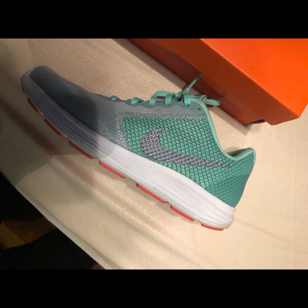 Women’s Nike Revolution 3